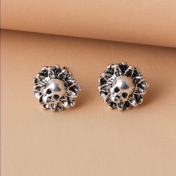 Unisex Skull Earrings - Picture 5 of 5